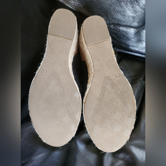 Vionic Wedges - Picture 3 of 4